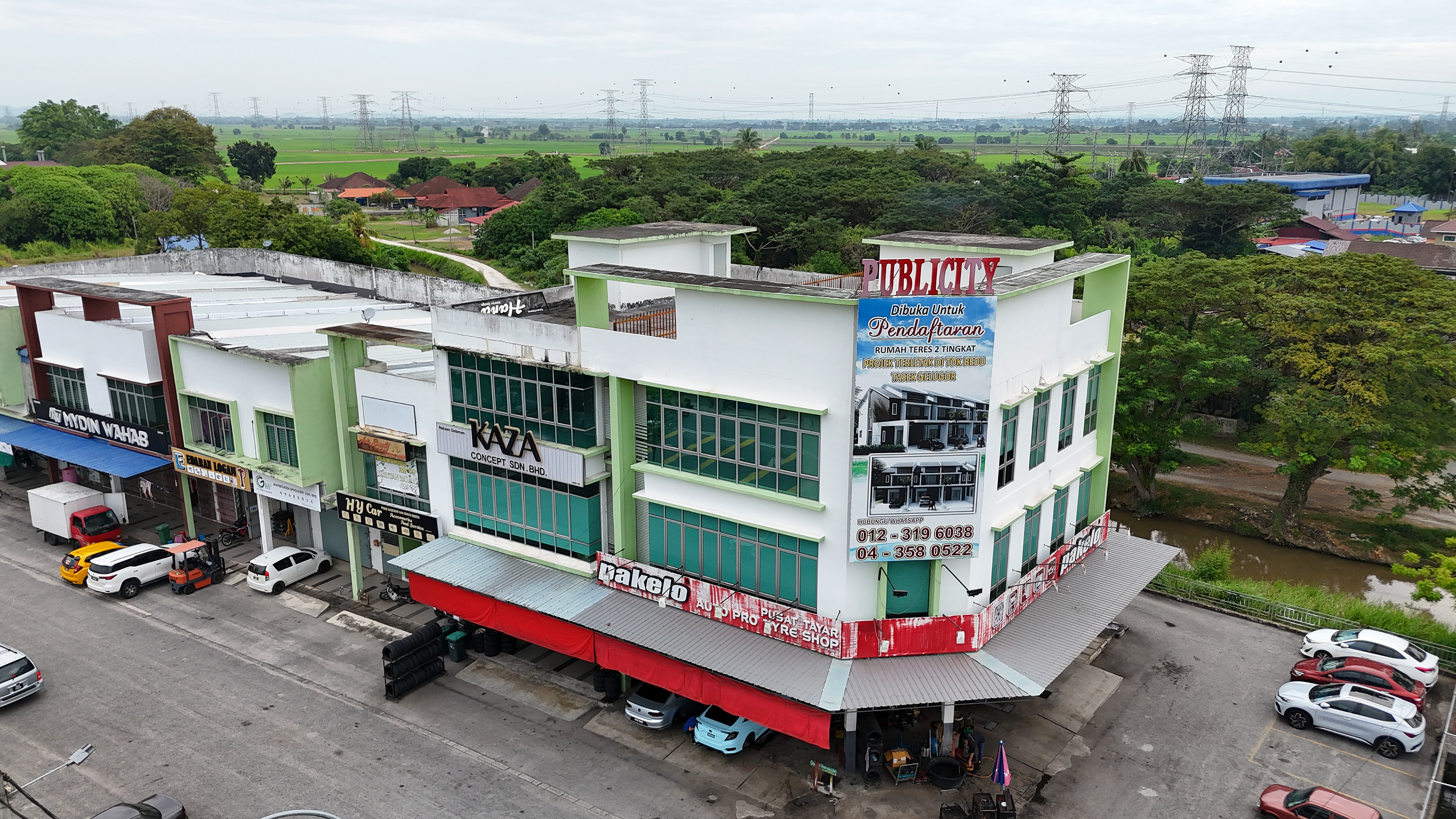 Pusat Perniagaan Maklom